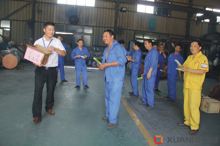 工會送清涼 員工樂開懷